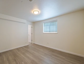 Apartment interior photo 4