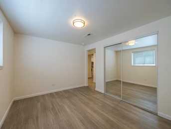 Apartment interior photo 6