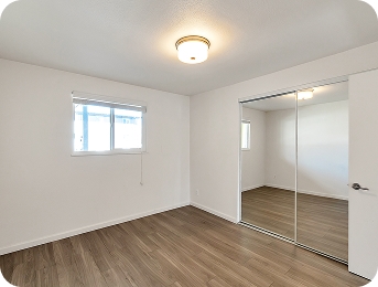 Bedroom with mirrored closet at Lime Apartments
