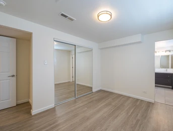Apartment interior photo 5